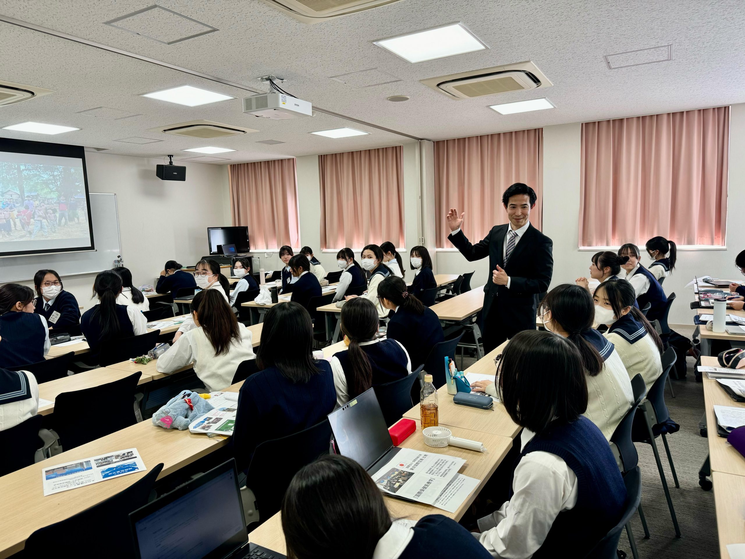 順天堂大学との高大連携特別授業を行いました – 国際保健医療という視点
